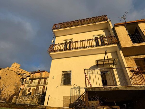 casa indipendente in vendita a Celano