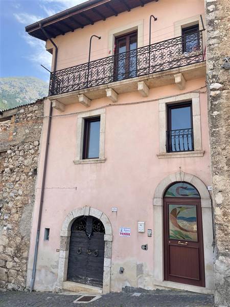 casa indipendente in vendita a Celano
