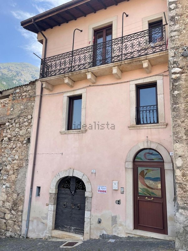 casa indipendente in vendita a Celano