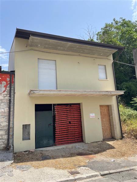 casa indipendente in vendita a Celano