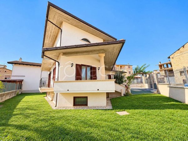 casa indipendente in vendita a Celano
