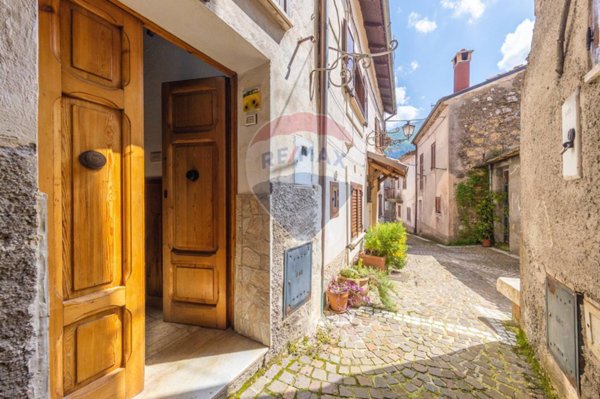 casa indipendente in vendita a Civitella Roveto