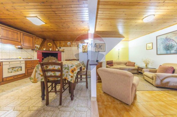casa indipendente in vendita a Civitella Roveto