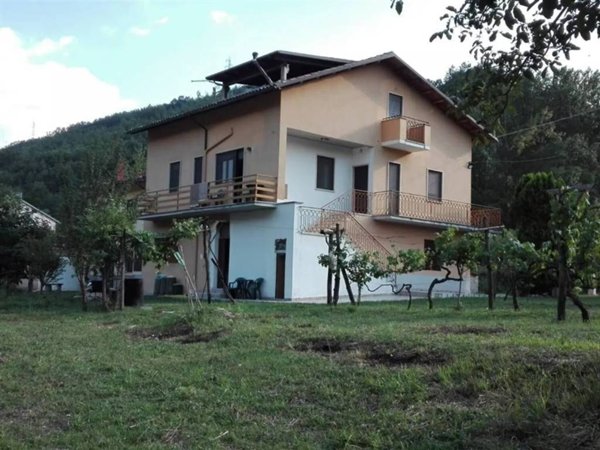 casa indipendente in vendita a Civitella Roveto