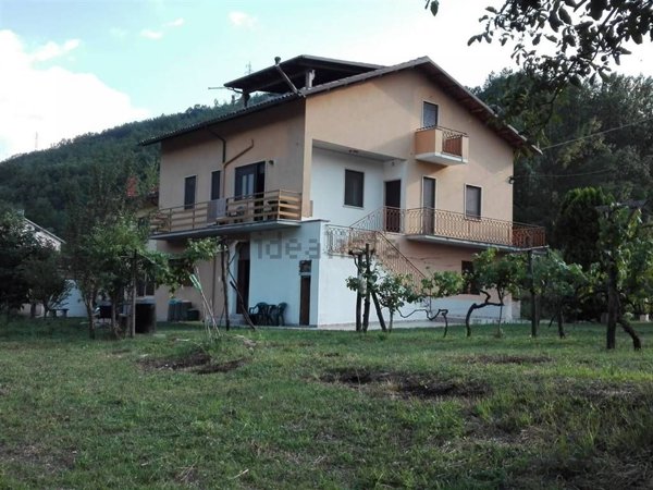 casa indipendente in vendita a Civitella Roveto