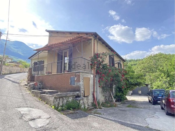 quadrivano in vendita a Civitella Roveto in zona Peschiera