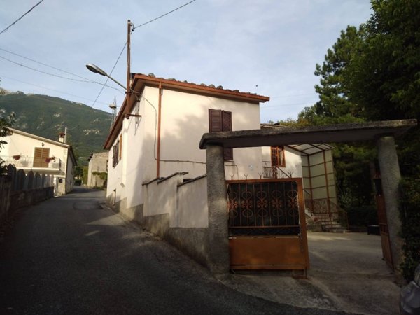 casa indipendente in vendita a Civitella Roveto