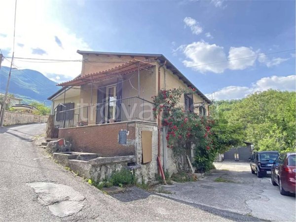 casa indipendente in vendita a Civitella Roveto in zona Peschiera