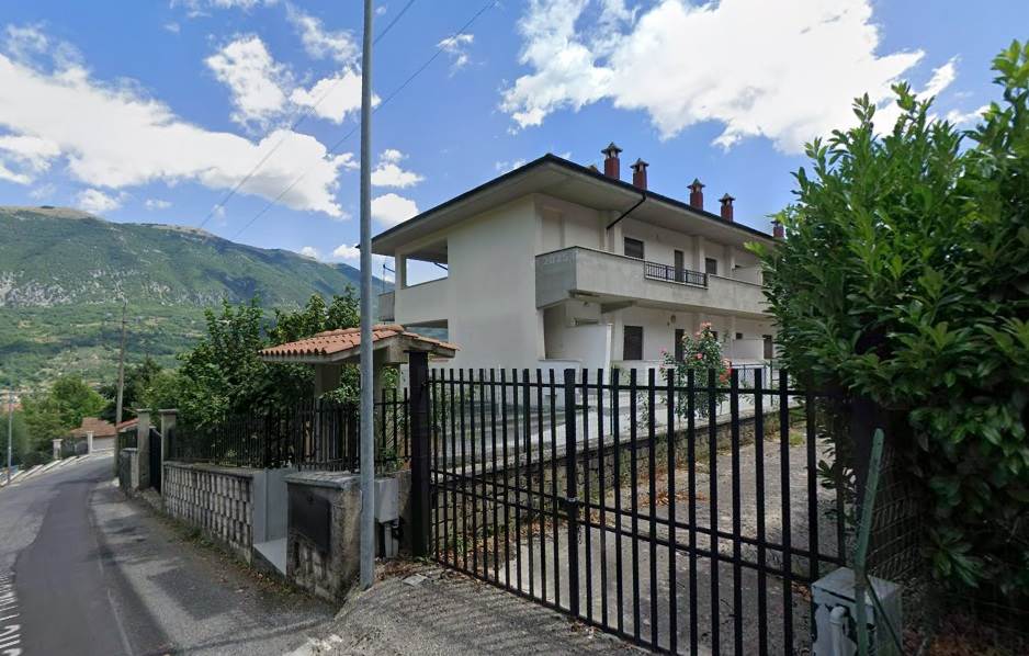 appartamento in vendita a Civitella Roveto in zona Peschiera