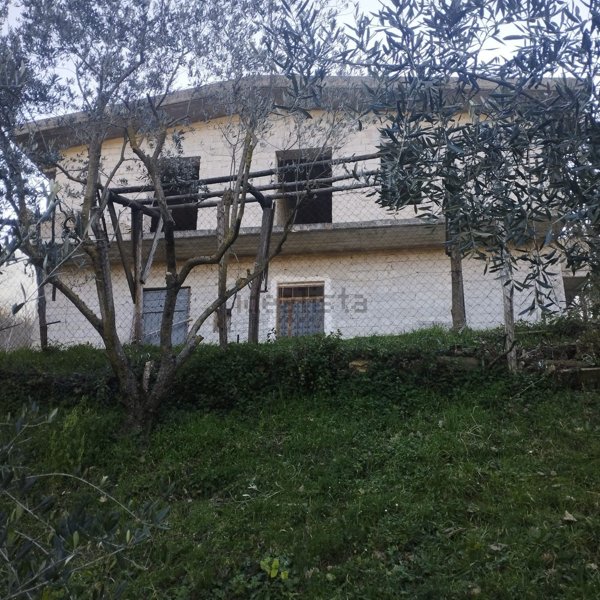 casa indipendente in vendita a Civitella Roveto
