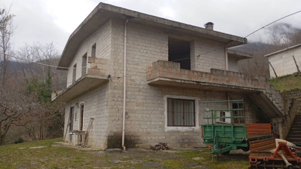 casa indipendente in vendita a Civitella Roveto