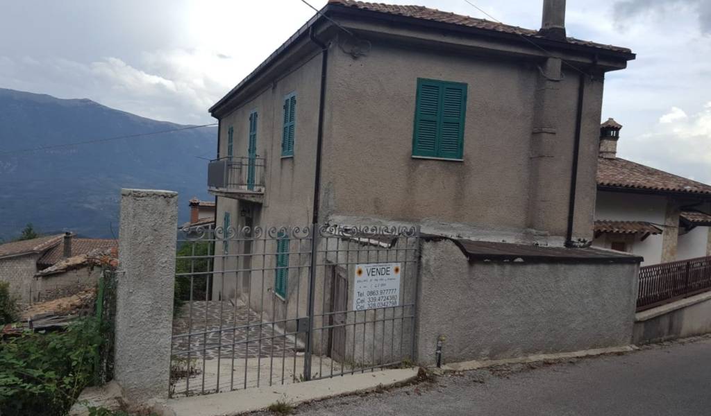 casa indipendente in vendita a Civitella Roveto