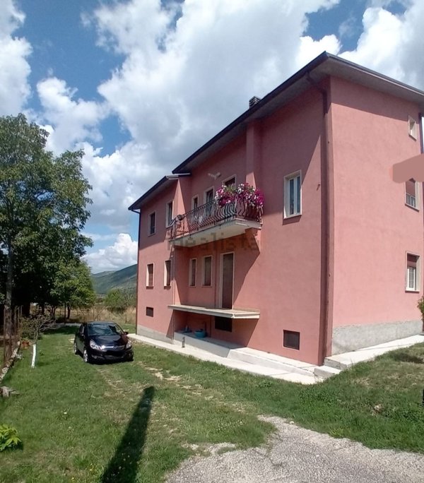 casa indipendente in vendita a Collelongo