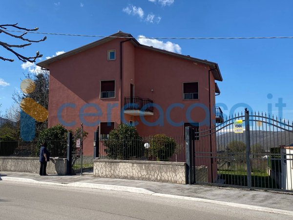 casa indipendente in vendita a Collelongo