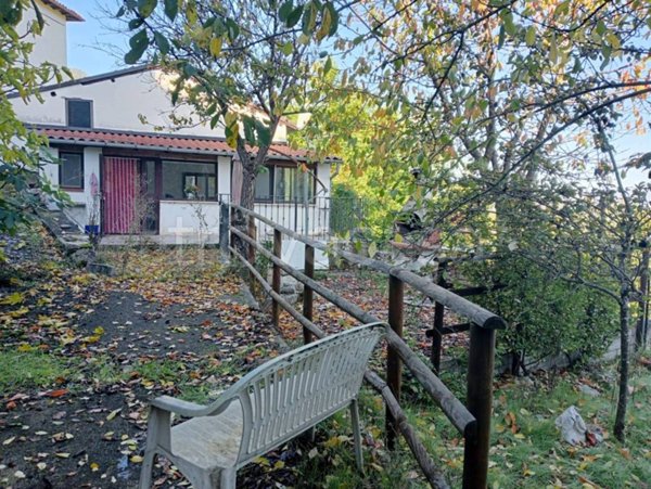 casa indipendente in vendita a Fagnano Alto in zona Campana