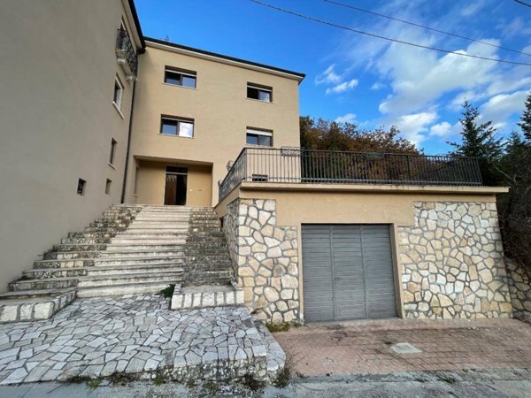 casa indipendente in vendita a Fagnano Alto in zona Frascara