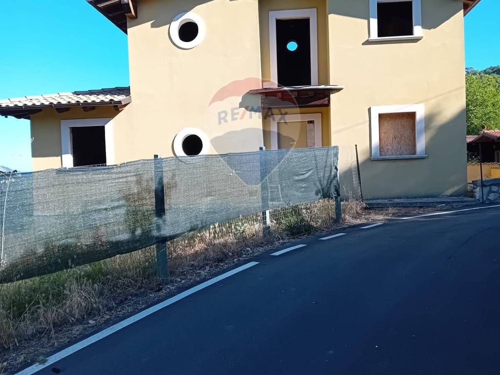 casa indipendente in vendita a Fagnano Alto in zona Corbellino
