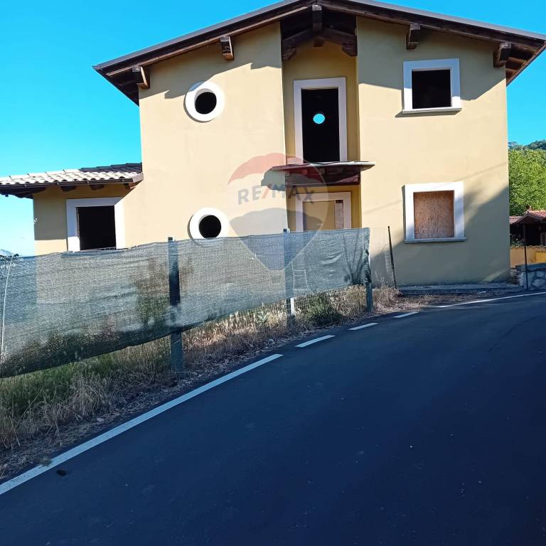 casa indipendente in vendita a Fagnano Alto in zona Corbellino