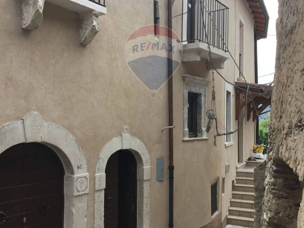 casa indipendente in vendita a Fagnano Alto in zona Opi