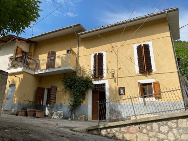 esavano in vendita a Fagnano Alto in zona Vallecupa