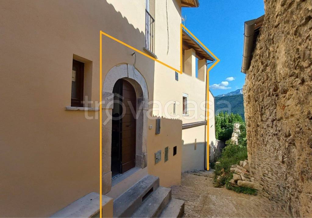 casa indipendente in vendita a Fagnano Alto in zona Pedicciano