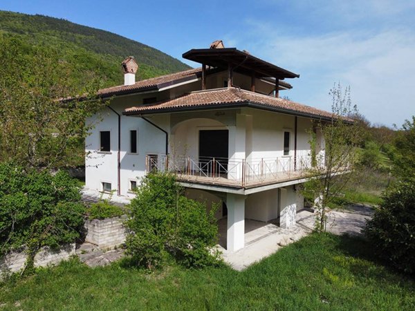 casa indipendente in vendita a Fontecchio