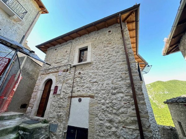 casa indipendente in vendita a Fontecchio