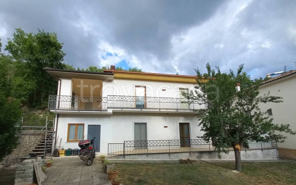 casa indipendente in vendita a Fontecchio