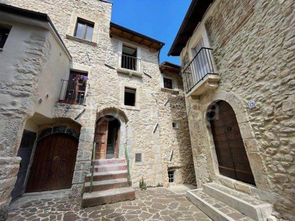 casa indipendente in vendita a Fontecchio