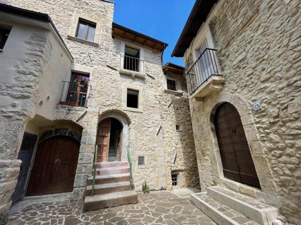 casa indipendente in vendita a Fontecchio