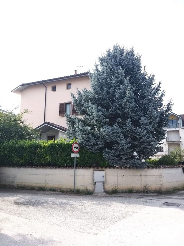 casa indipendente in vendita a Fossa