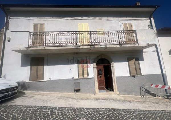 casa indipendente in vendita a Gagliano Aterno