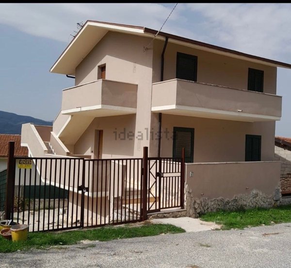 casa indipendente in vendita a Gioia dei Marsi