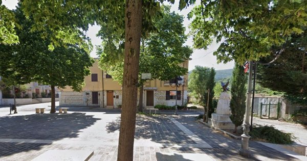 casa indipendente in vendita a Gioia dei Marsi