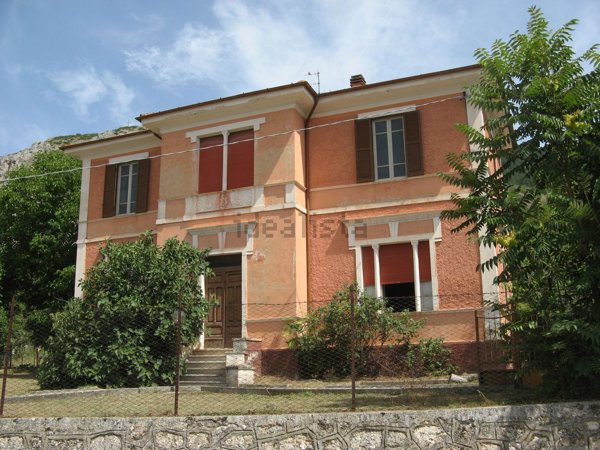 casa indipendente in vendita a Gioia dei Marsi in zona Casali d'Aschi