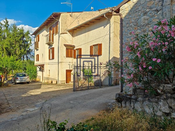 casa indipendente in vendita ad Introdacqua