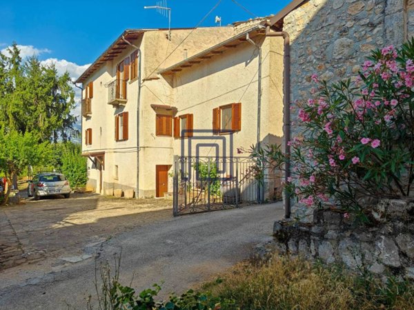 casa indipendente in vendita ad Introdacqua