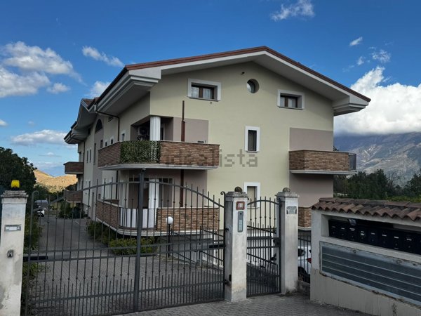 appartamento in vendita ad Introdacqua in zona Cantone