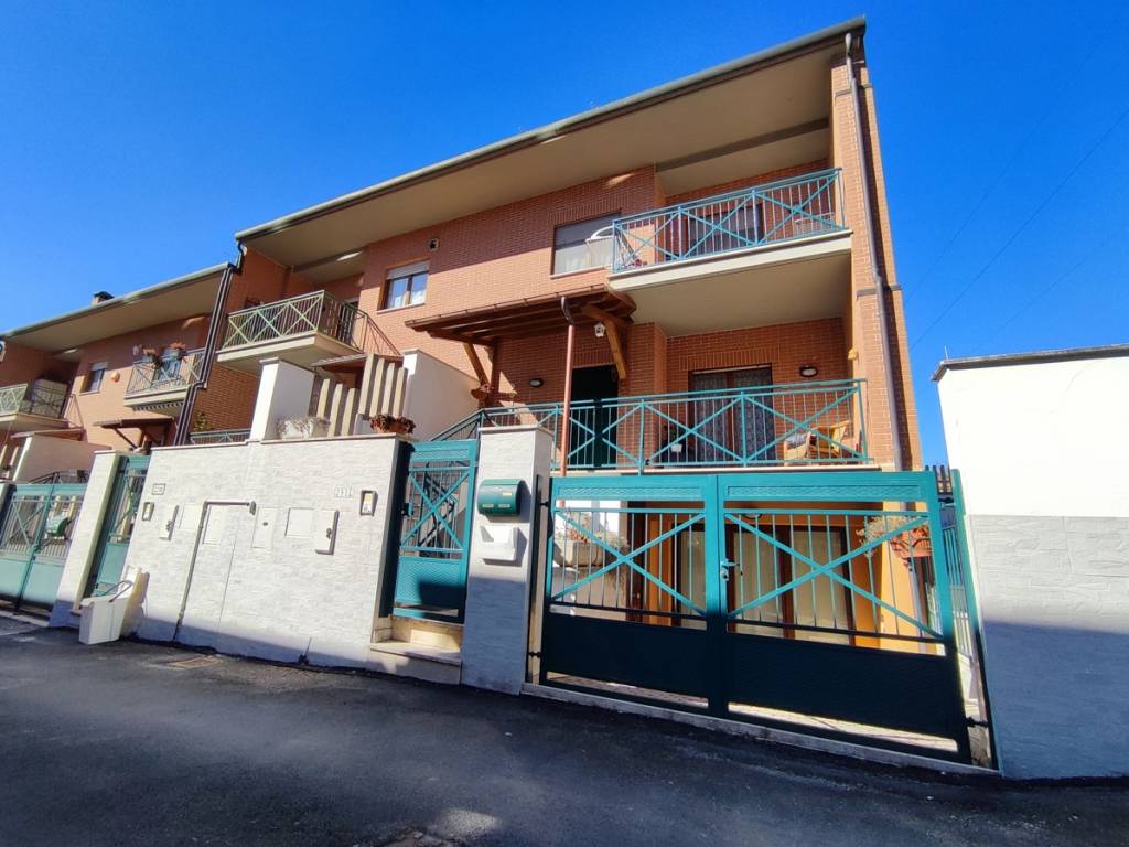 casa indipendente in vendita a L'Aquila in zona Cansatessa