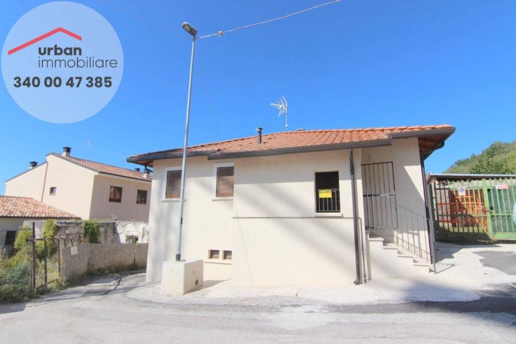 casa indipendente in vendita a L'Aquila in zona Collebrincioni