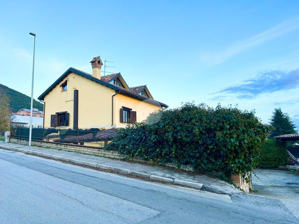 casa indipendente in vendita a L'Aquila in zona Pettino