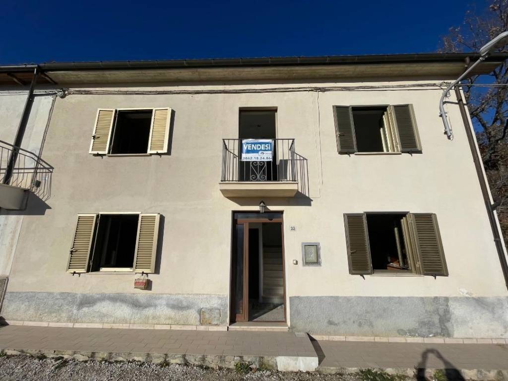 casa indipendente in vendita a L'Aquila in zona Preturo