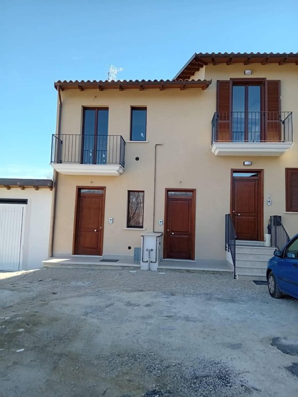 casa indipendente in vendita a L'Aquila in zona Collefracido