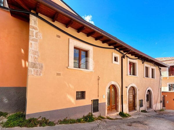 casa indipendente in vendita a L'Aquila in zona Centro Città