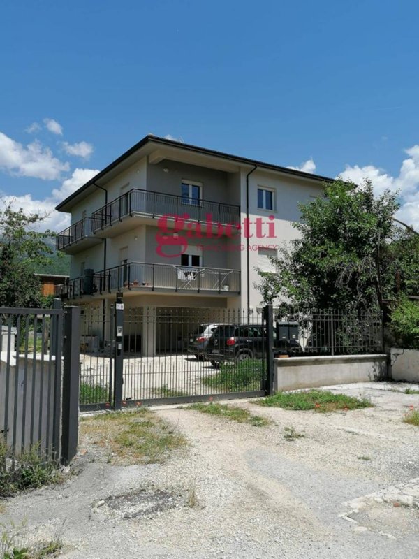 casa indipendente in vendita a L'Aquila in zona Tempera