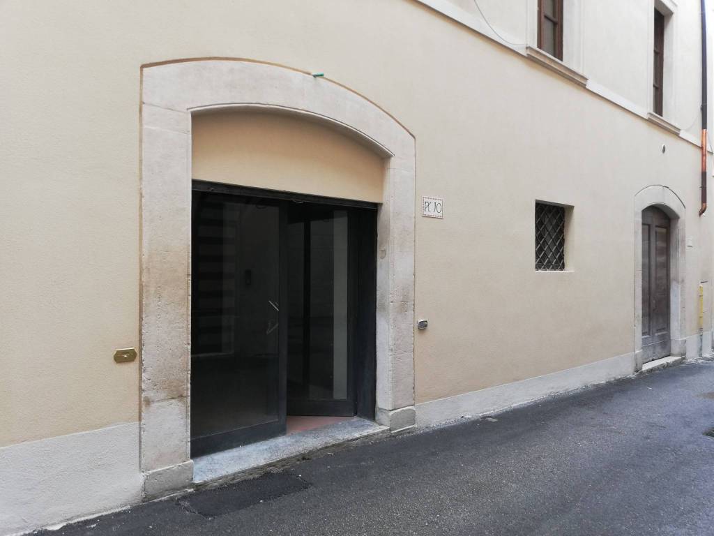 negozio in vendita a L'Aquila in zona Centro Città