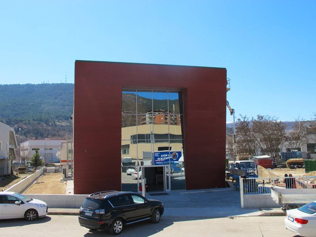locale commerciale in vendita a L'Aquila in zona Pettino