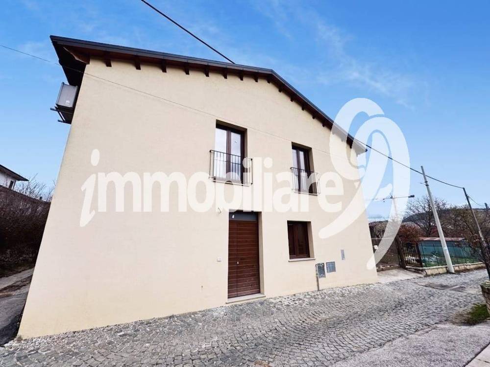 casa indipendente in vendita a L'Aquila in zona Roio Piano
