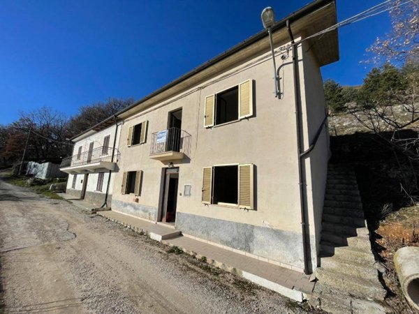 casa indipendente in vendita a L'Aquila in zona Preturo