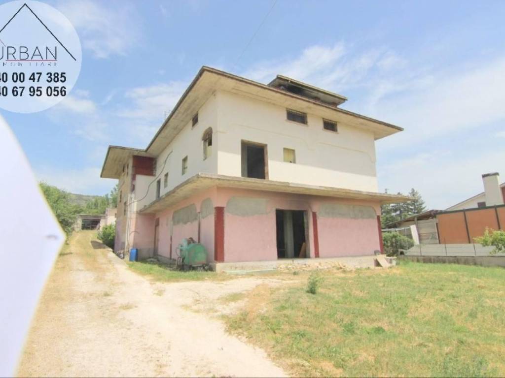 casa indipendente in vendita a L'Aquila in zona Preturo